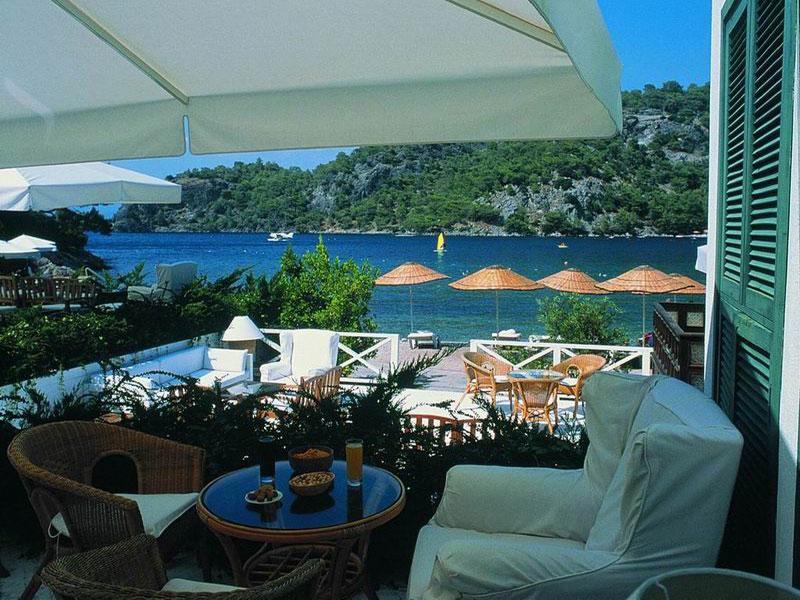 HiLLSiDE BEACH CLUB