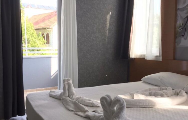 Anita Kemer Noch Hotel
